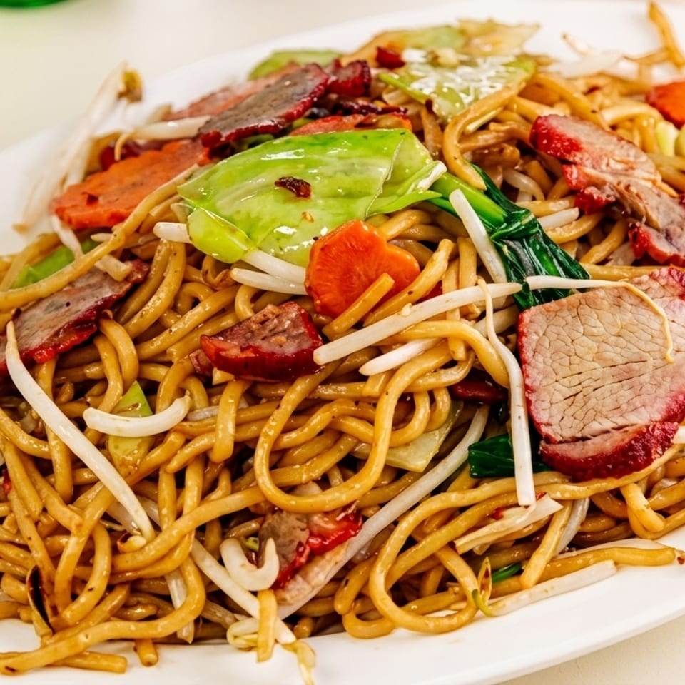 Thai stir-fried lo mein noodles with barbecue pork, bean sprouts, and vegetables.